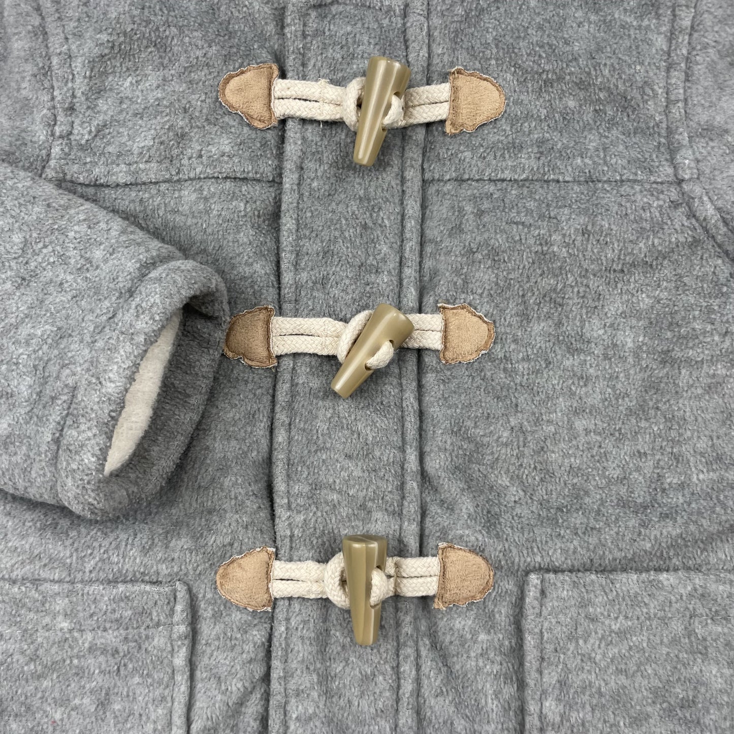 Grauer Baby-Dufflecoat mit Knebelverschlüssen von George, Größe 9-12 Monate – detail
