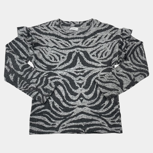 Grauer Pullover mit Zebramuster und Rüschen an den Schultern – front