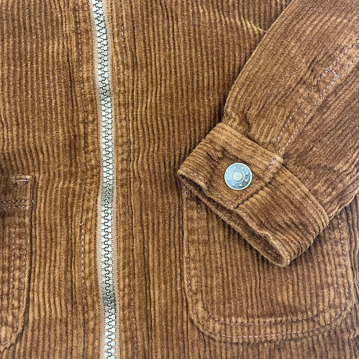 Braune Cordjacke mit Teddyfutter für Kinder, Größe 9-12 Monate – detail