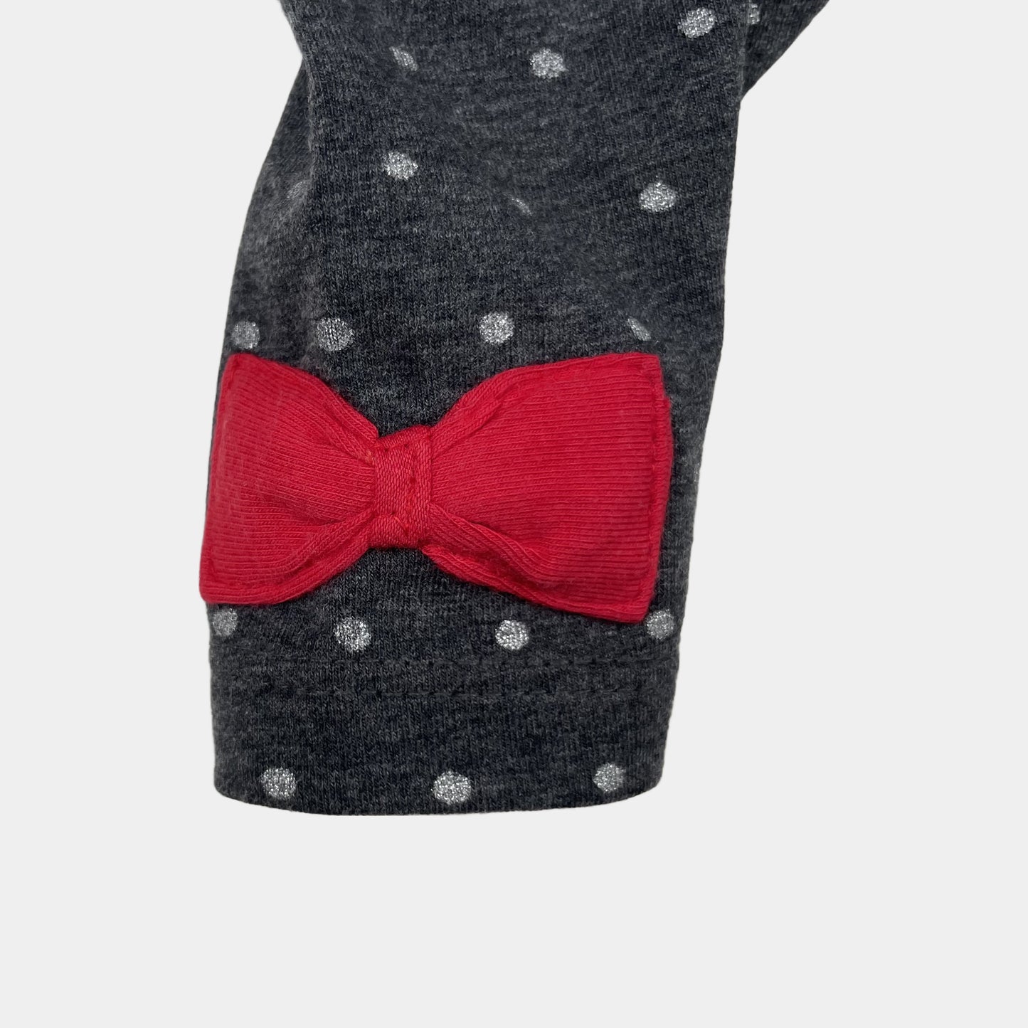 Graue Hose mit Punktmuster und roten Schleifendetails – detail