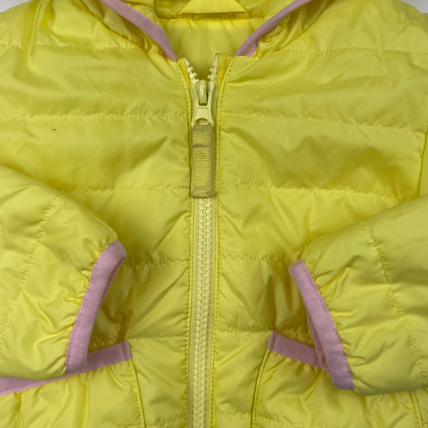 Gelbe Steppjacke mit Kapuze für Kinder – detail