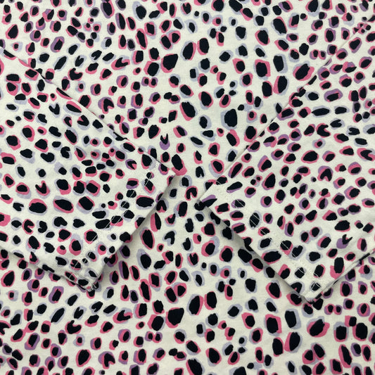 Langarmshirt mit Punkte-Muster in Rosa und Schwarz auf weißem Hintergrund. – detail