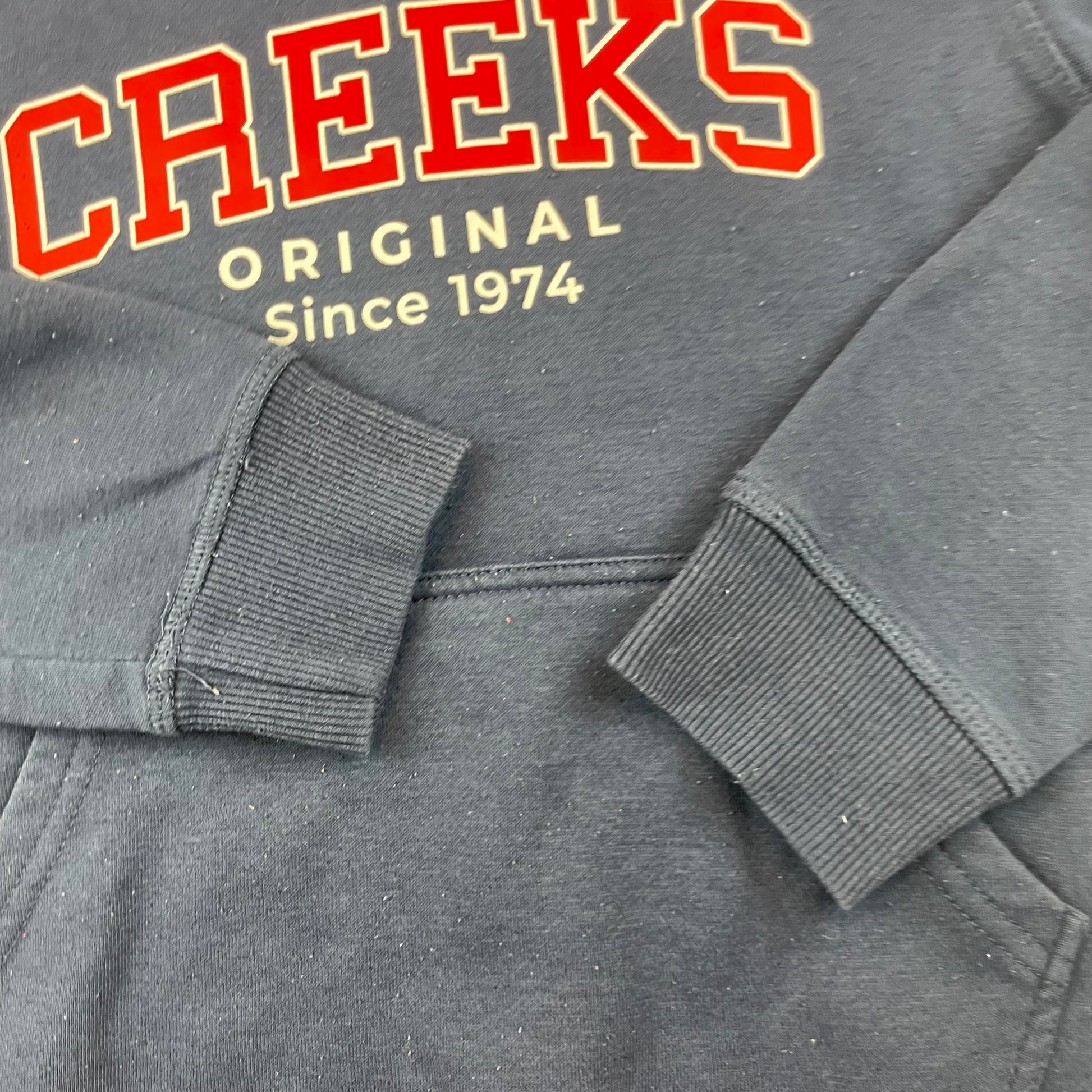 Blauer Hoodie mit Kapuze und Logo-Aufdruck von Creeks – detail
