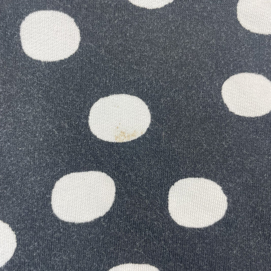 Schwarzer Baumwoll-Pullover mit weißen Punkten für Kinder. – detail