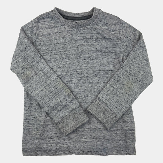 Grauer Pullover aus weichem Material mit Rundhalsausschnitt. – front