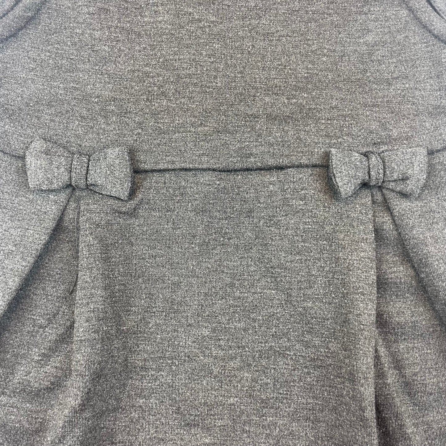 Graues Kleid mit Schleifen und Knöpfen auf den Schultern, Größe 104 cm für Kinder 4 Jahre. – fabric