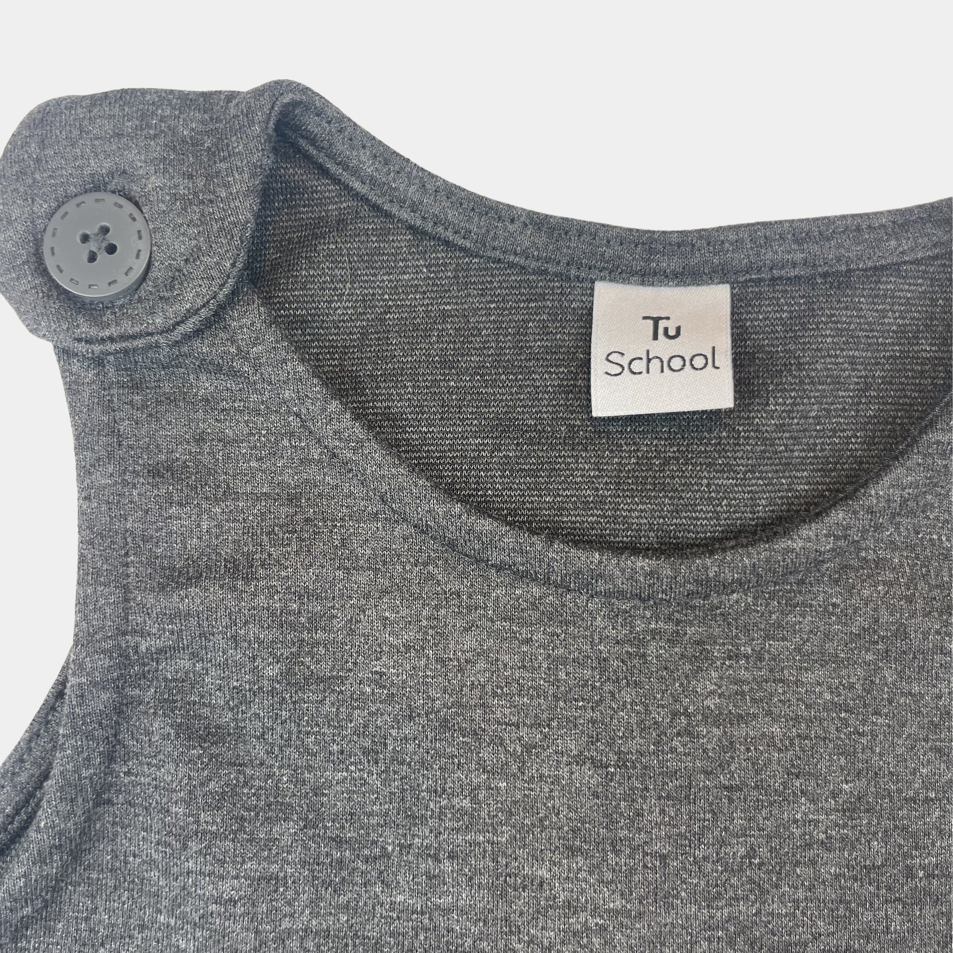 Graues Kleid mit Schleifen und Knöpfen auf den Schultern, Größe 104 cm für Kinder 4 Jahre. – detail