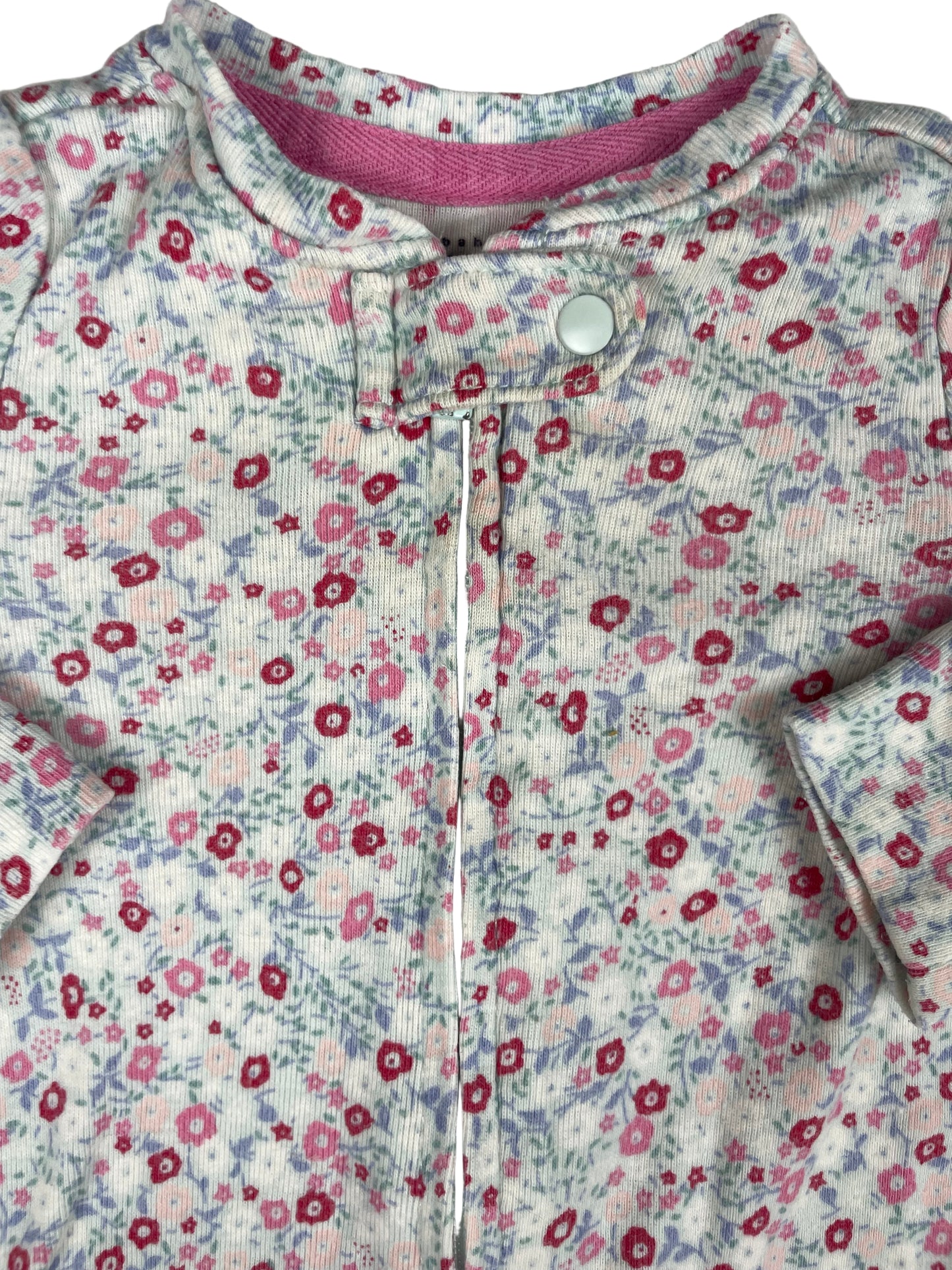 Blumen-Schlafanzug für Babys aus 100% Baumwolle mit Reißverschluss und Füßen – close‑up