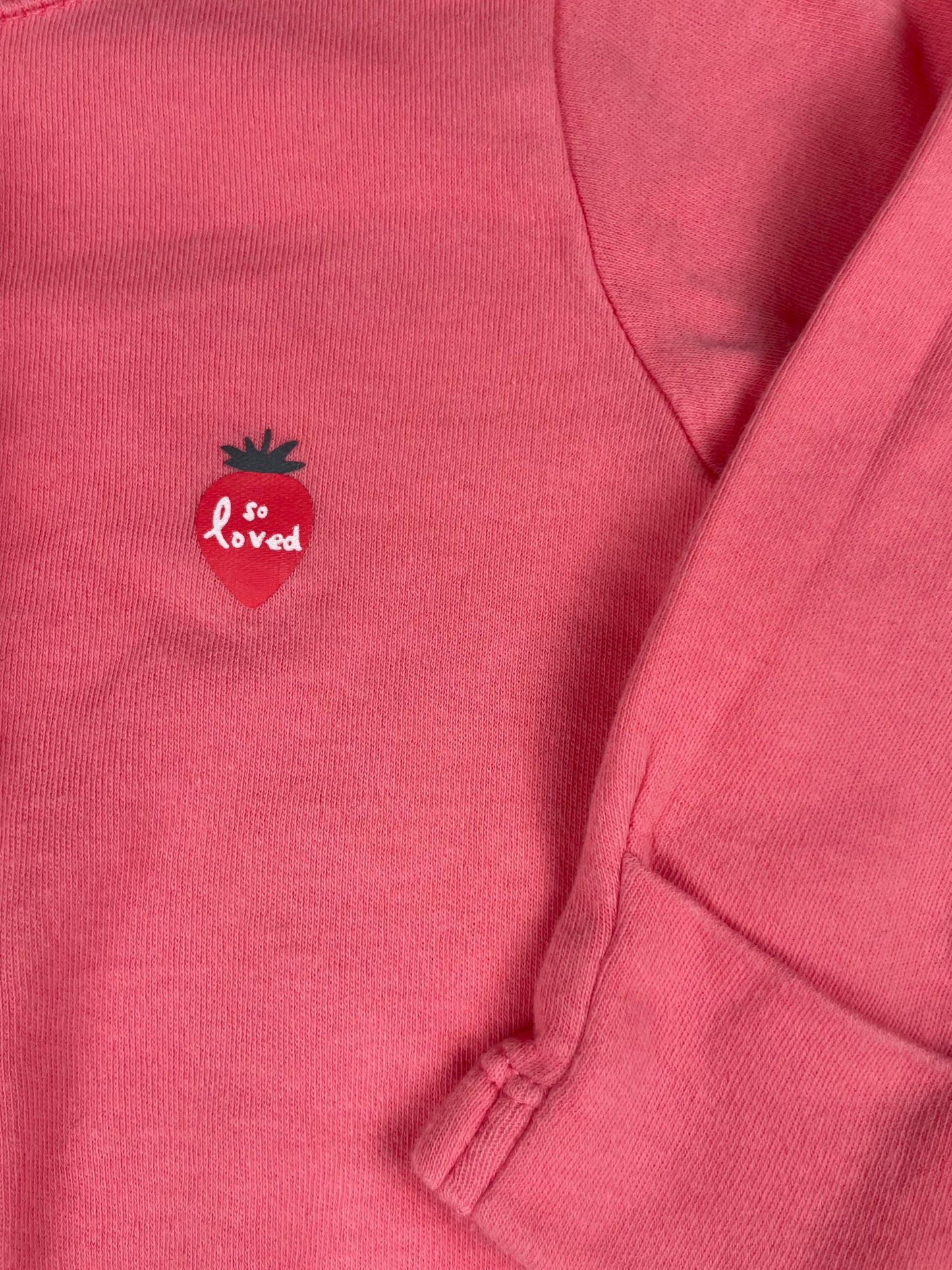 Rosa Baby-Schlafanzug mit Füßchen von George, Größe 6–9 Monate, 100% Baumwolle. – detail