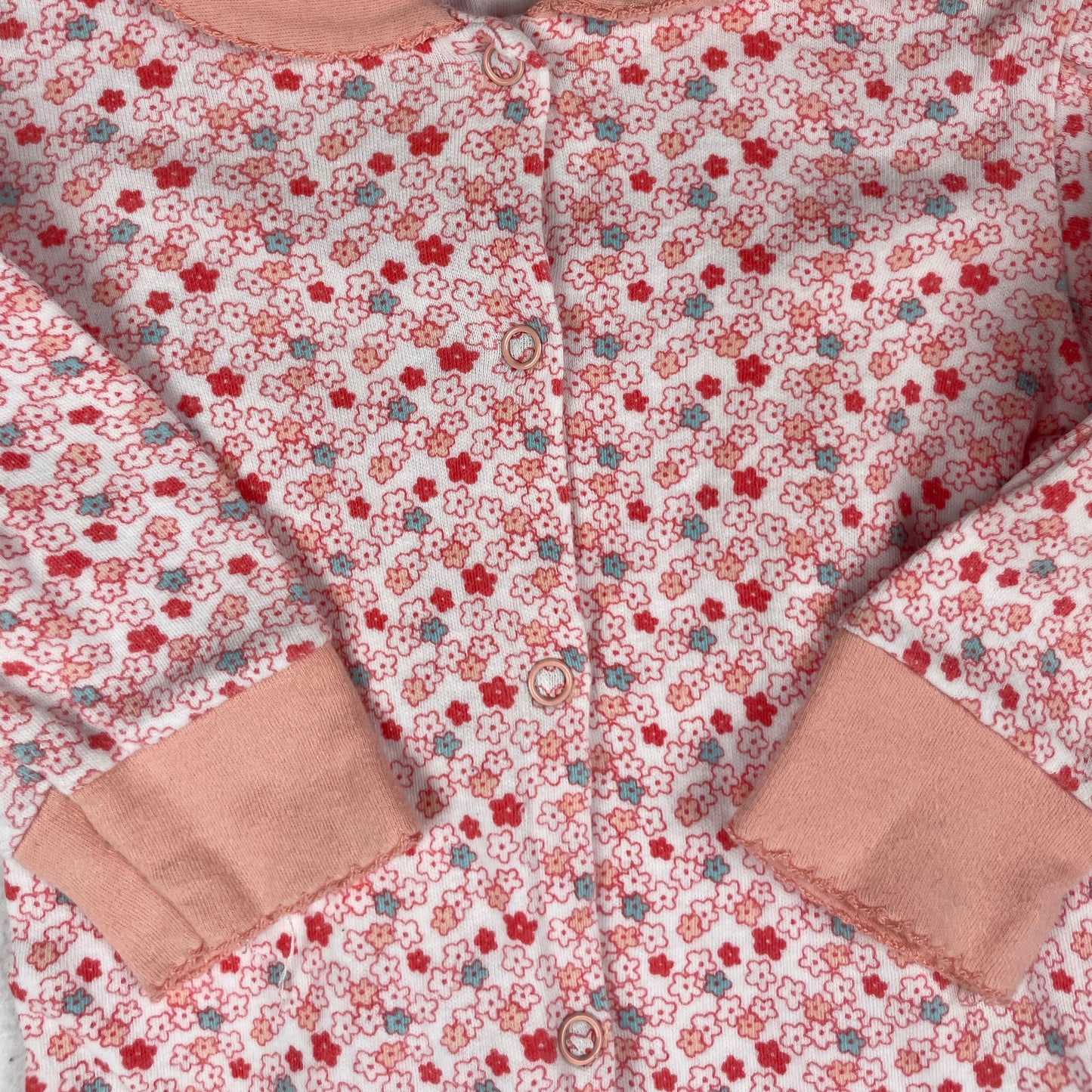 Rosa Fußschlafanzug mit Blumen von Rock-a-Bye Baby, Größe 6–9 Monate – detail