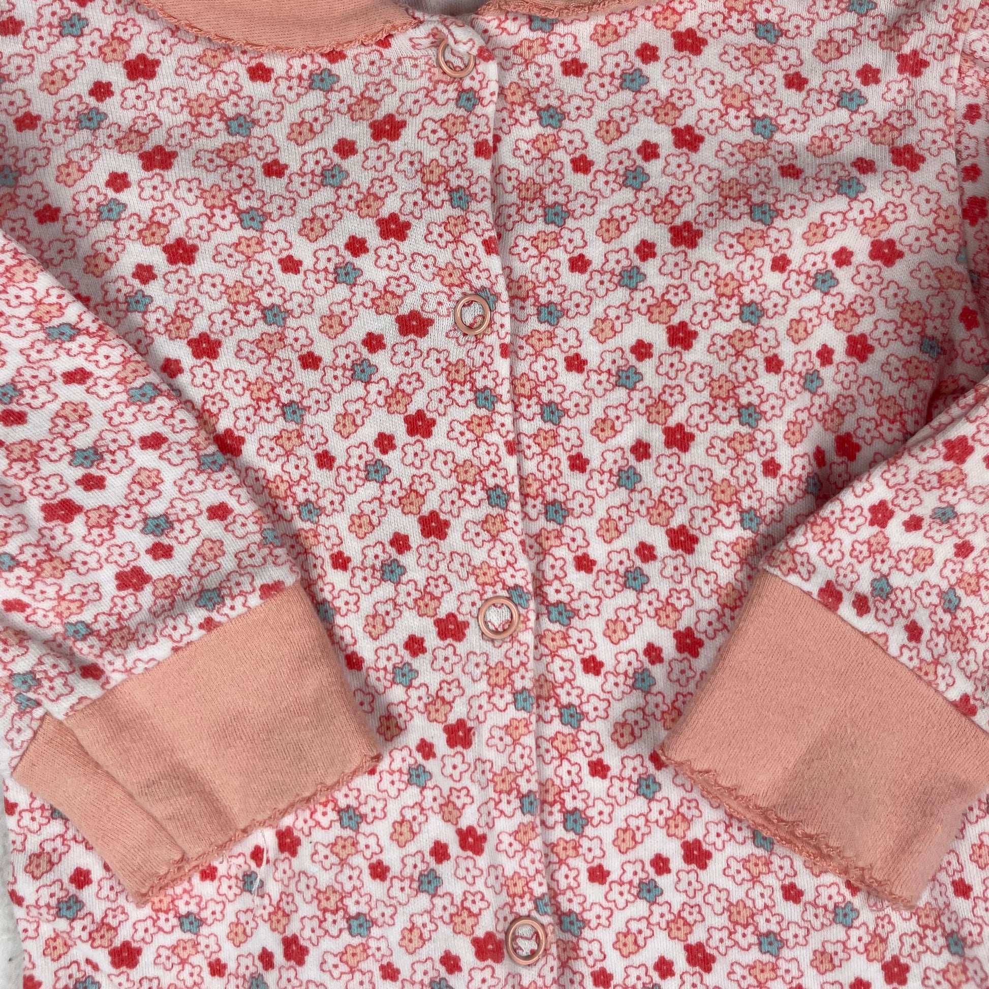 Rosa Fußschlafanzug mit Blumen von Rock-a-Bye Baby, Größe 6–9 Monate – detail