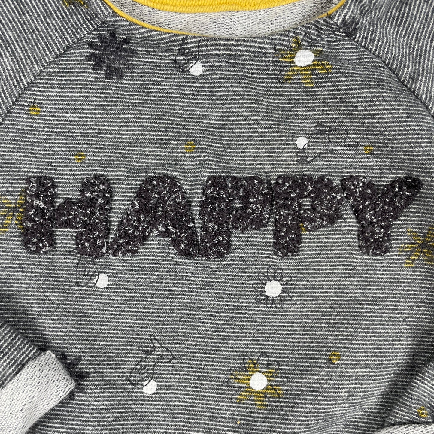 Graues Baby-Kleid mit HAPPY-Schriftzug von Nutmeg, Langarm, 9–12 Monate – detail