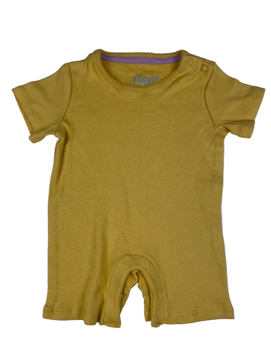 Gelber Kurzarm-Overall von Fred & Flo aus Bio-Baumwolle, Größe 0–3 Monate.