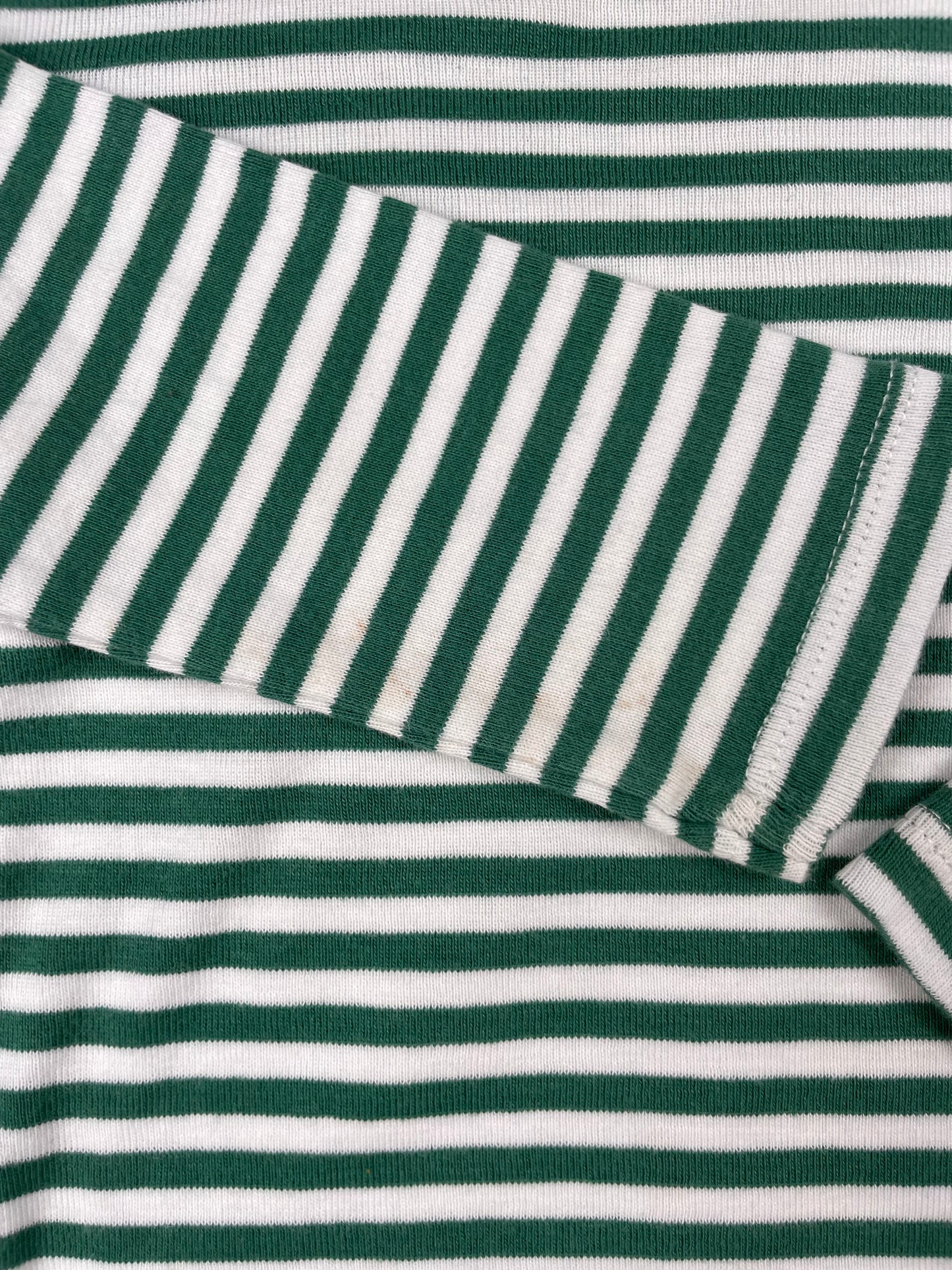 Grün-weiß gestreiftes Langarmshirt von Tu, 6–9 Monate – detail