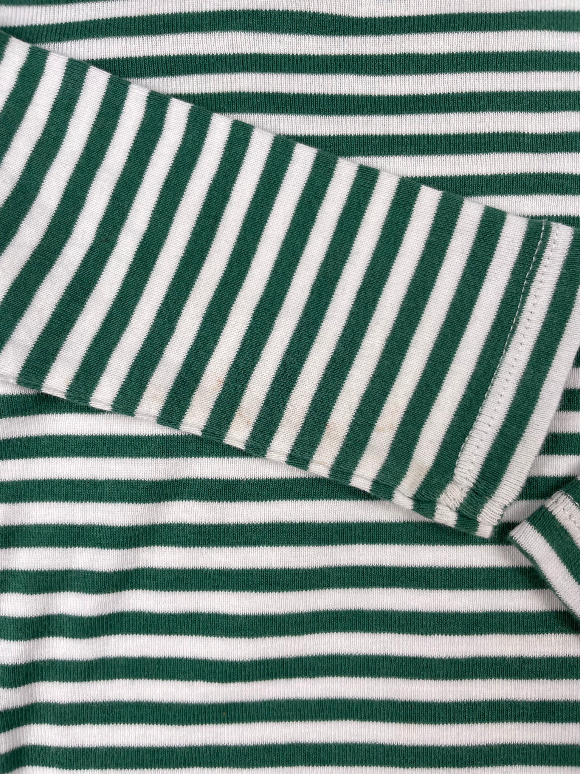 Grün-weiß gestreiftes Langarmshirt von Tu, 6–9 Monate – detail
