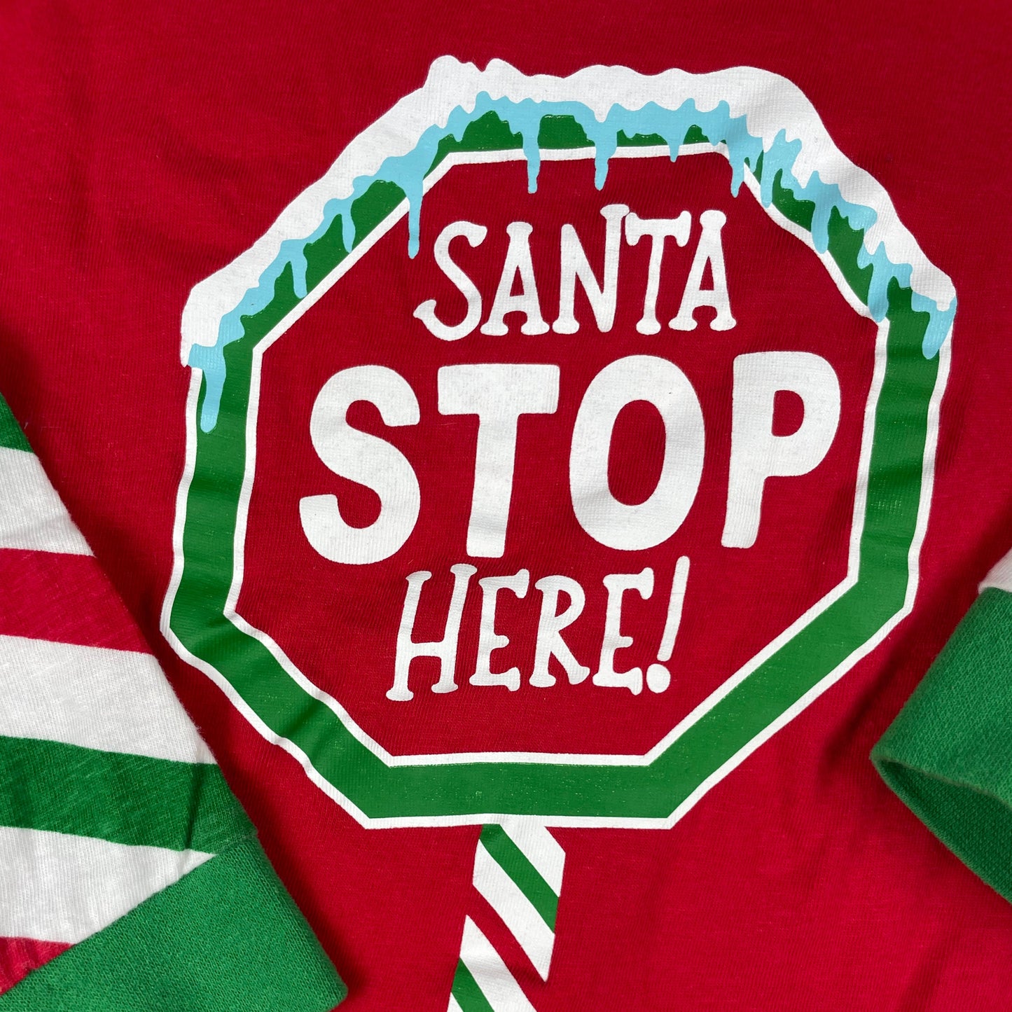 Rotes Kinder-Pyjamaoberteil mit Santa-Print und gestreiften Ärmeln, Größe 3–4 Jahre (98–104 cm) – detail