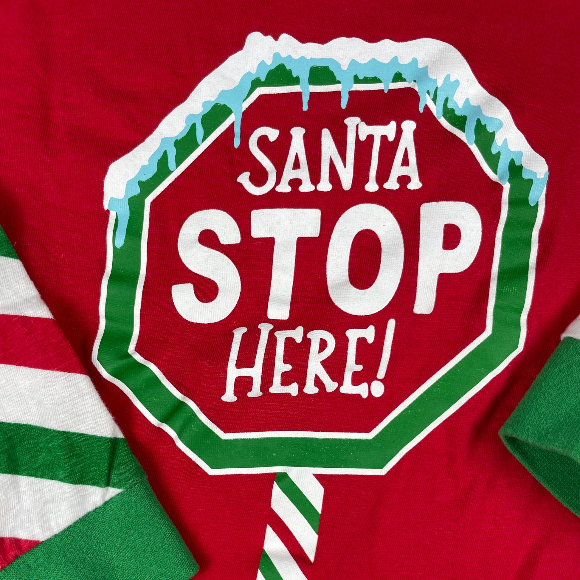 Rotes Kinder-Pyjamaoberteil mit Santa-Print und gestreiften Ärmeln, Größe 3–4 Jahre (98–104 cm) – detail