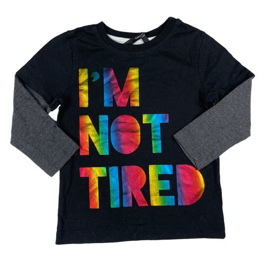 Schwarzes Langarmshirt mit grauen Ärmeln und buntem Schriftzug I'M NOT TIRED von George, Größe 1–1,5 Jahre – front