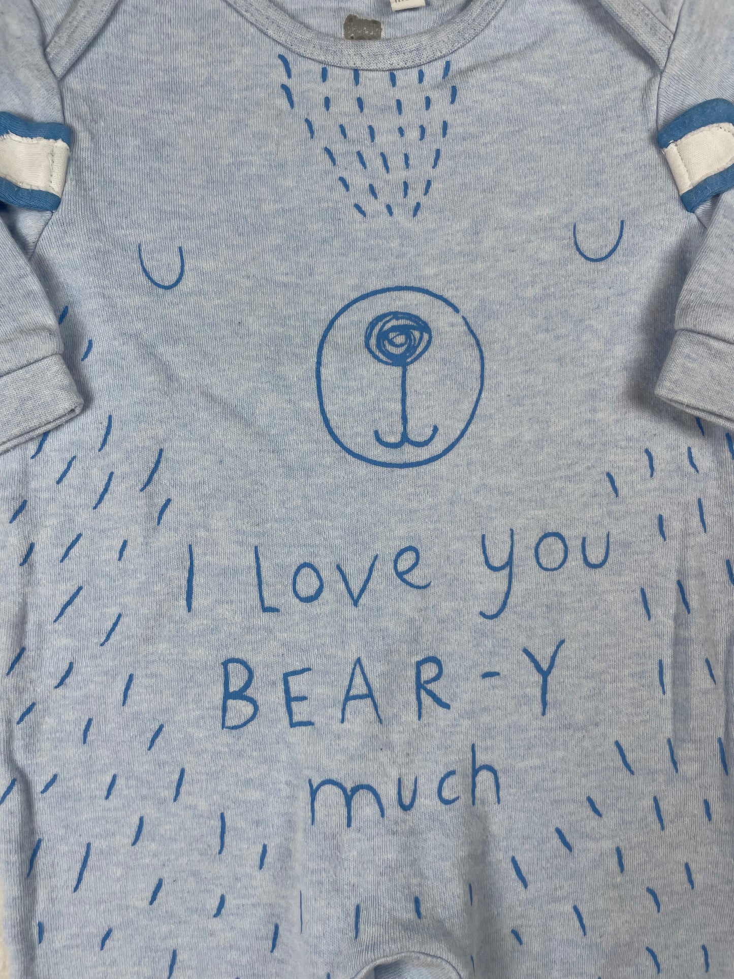 Hellblauer bluezoo Baby-Overall mit Bärenmotiv, Größe 0–3 Monate – detail