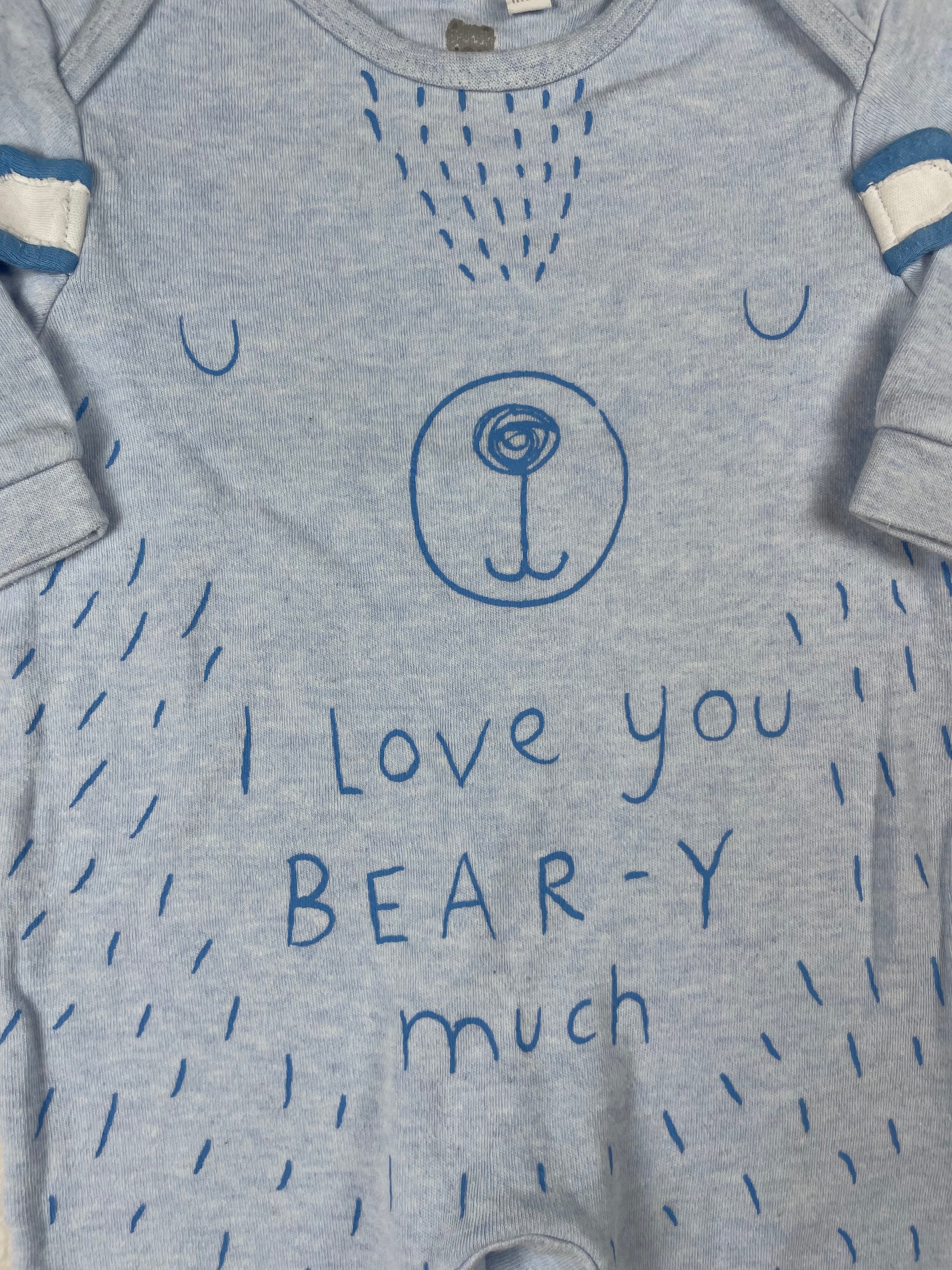 Hellblauer bluezoo Baby-Overall mit Bärenmotiv, Größe 0–3 Monate – detail