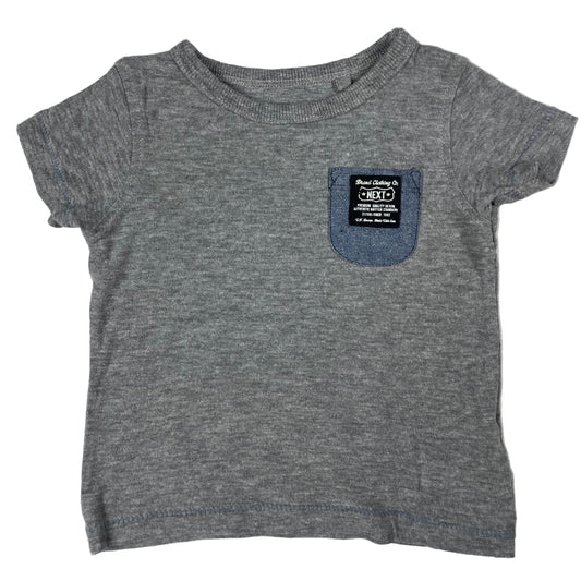 Graues Next Baby T-Shirt 3–6 Monate mit Brusttasche – front
