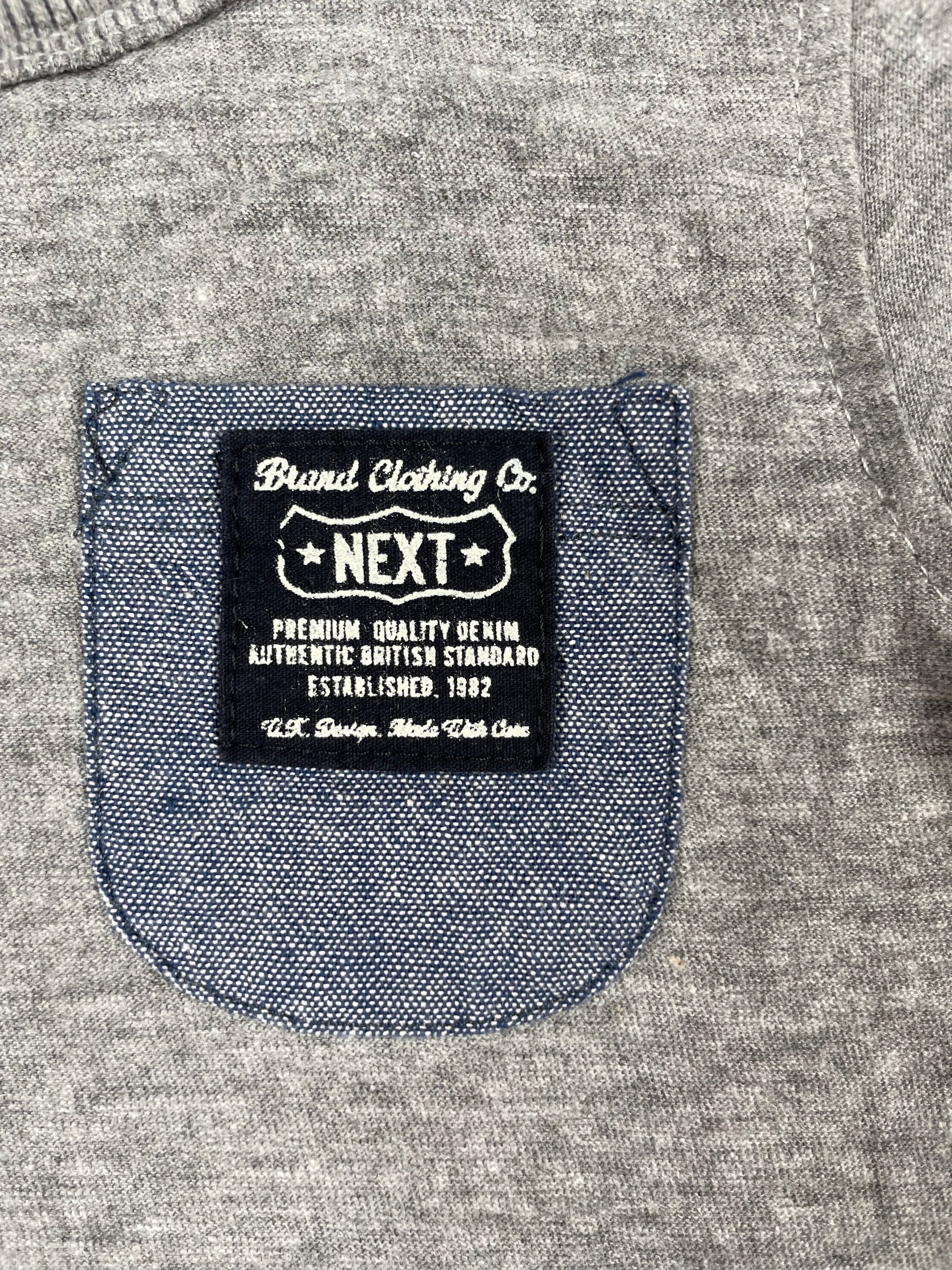 Graues Next Baby T-Shirt 3–6 Monate mit Brusttasche – detail