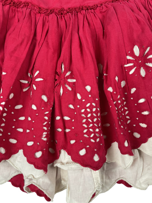 Himbeerroter Mädchenrock von Marks & Spencer mit Lochstickerei, Größe 8 Jahre. – detail