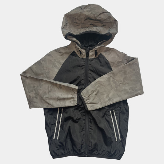 Graue und schwarze Jacke mit Kapuze und Camouflage-Muster für Kinder, Größe 6-7 Jahre – flatlay