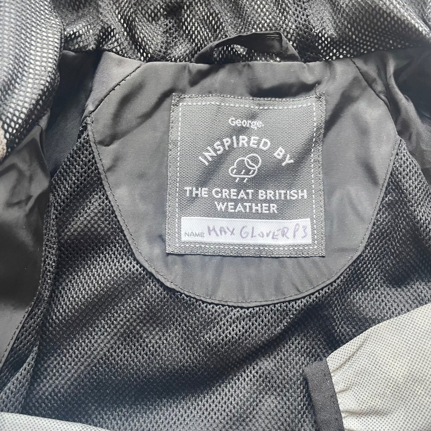 Graue und schwarze Jacke mit Kapuze und Camouflage-Muster für Kinder, Größe 6-7 Jahre – tag