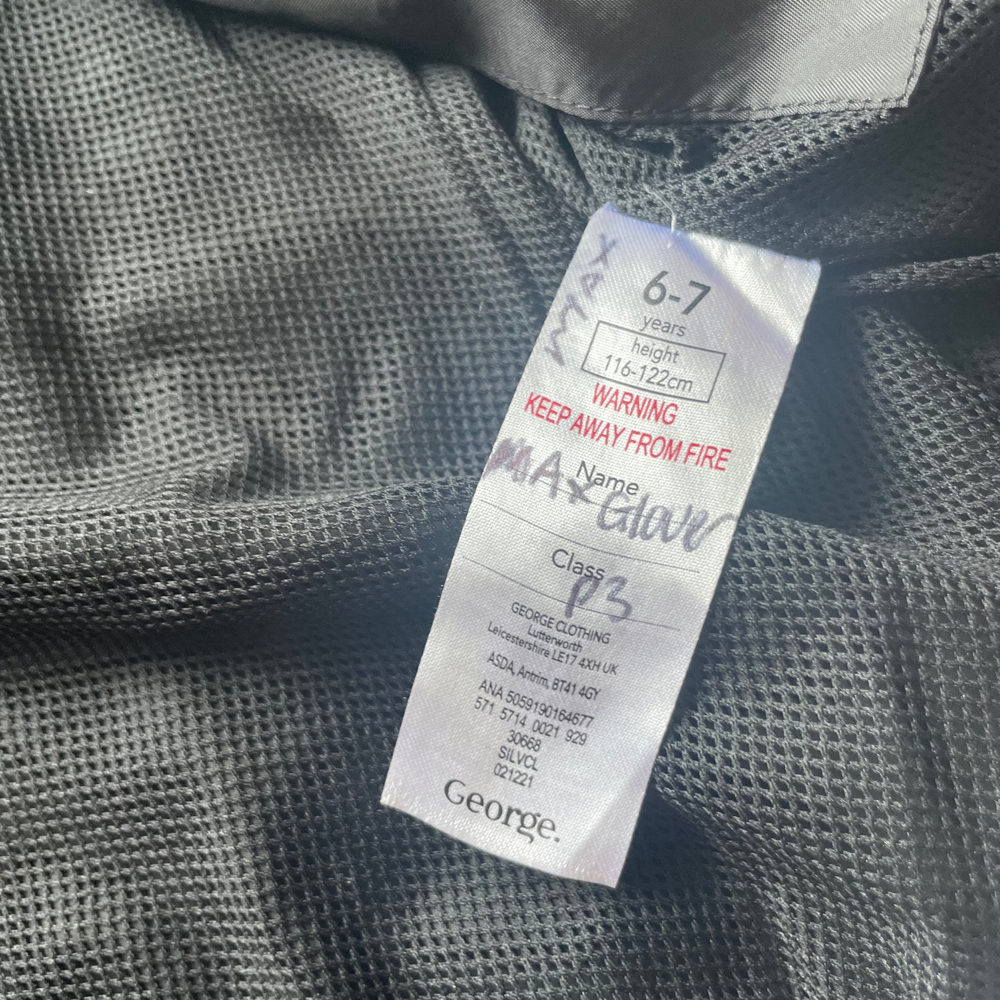 Graue und schwarze Jacke mit Kapuze und Camouflage-Muster für Kinder, Größe 6-7 Jahre – inside