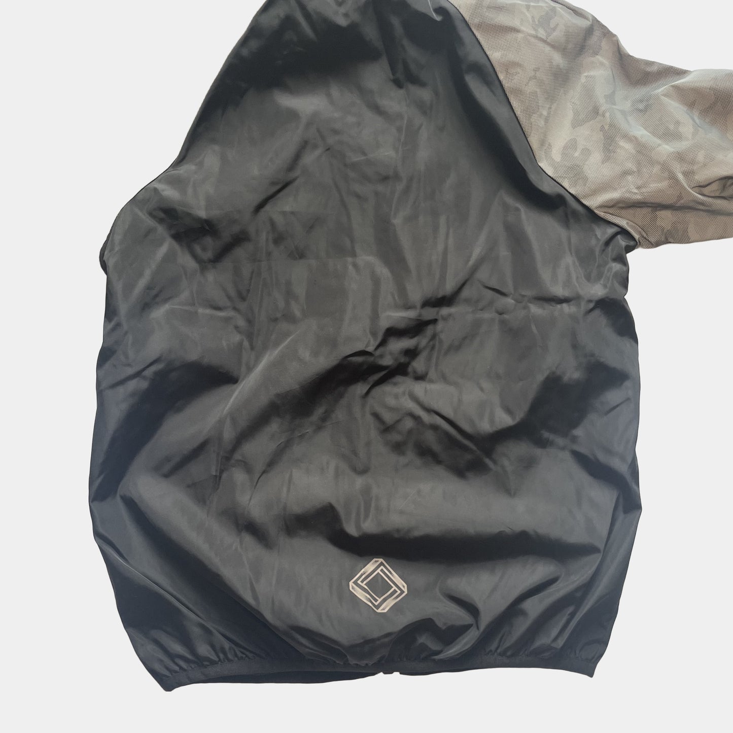 Graue und schwarze Jacke mit Kapuze und Camouflage-Muster für Kinder, Größe 6-7 Jahre – back