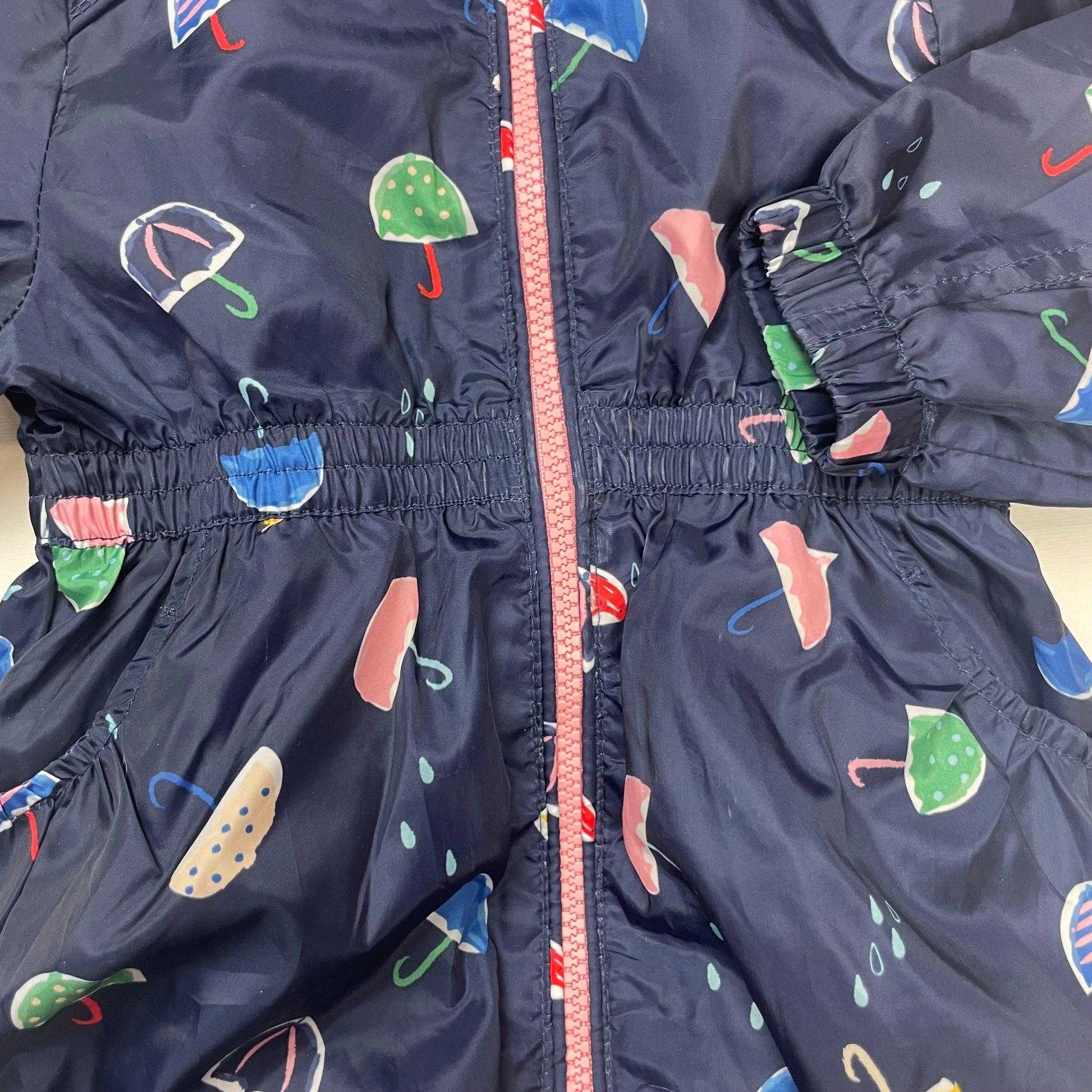 Blaue Regenjacke mit Regenschirm-Muster für Kinder – detail
