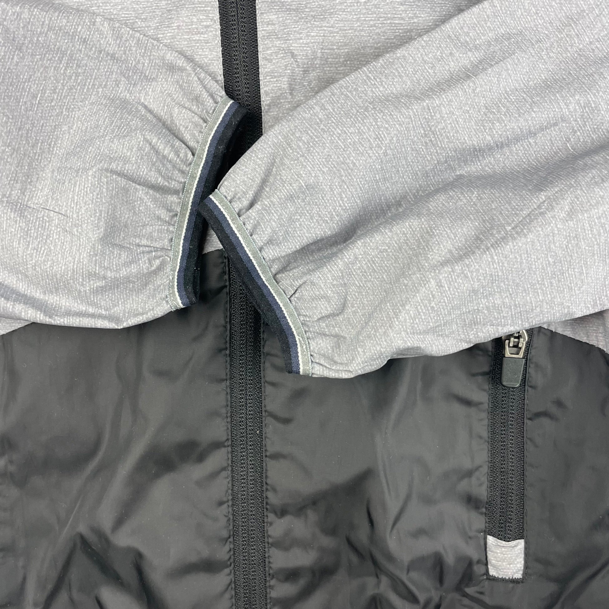 Graue Polyester-Regenjacke mit Kapuze für Kinder – detail