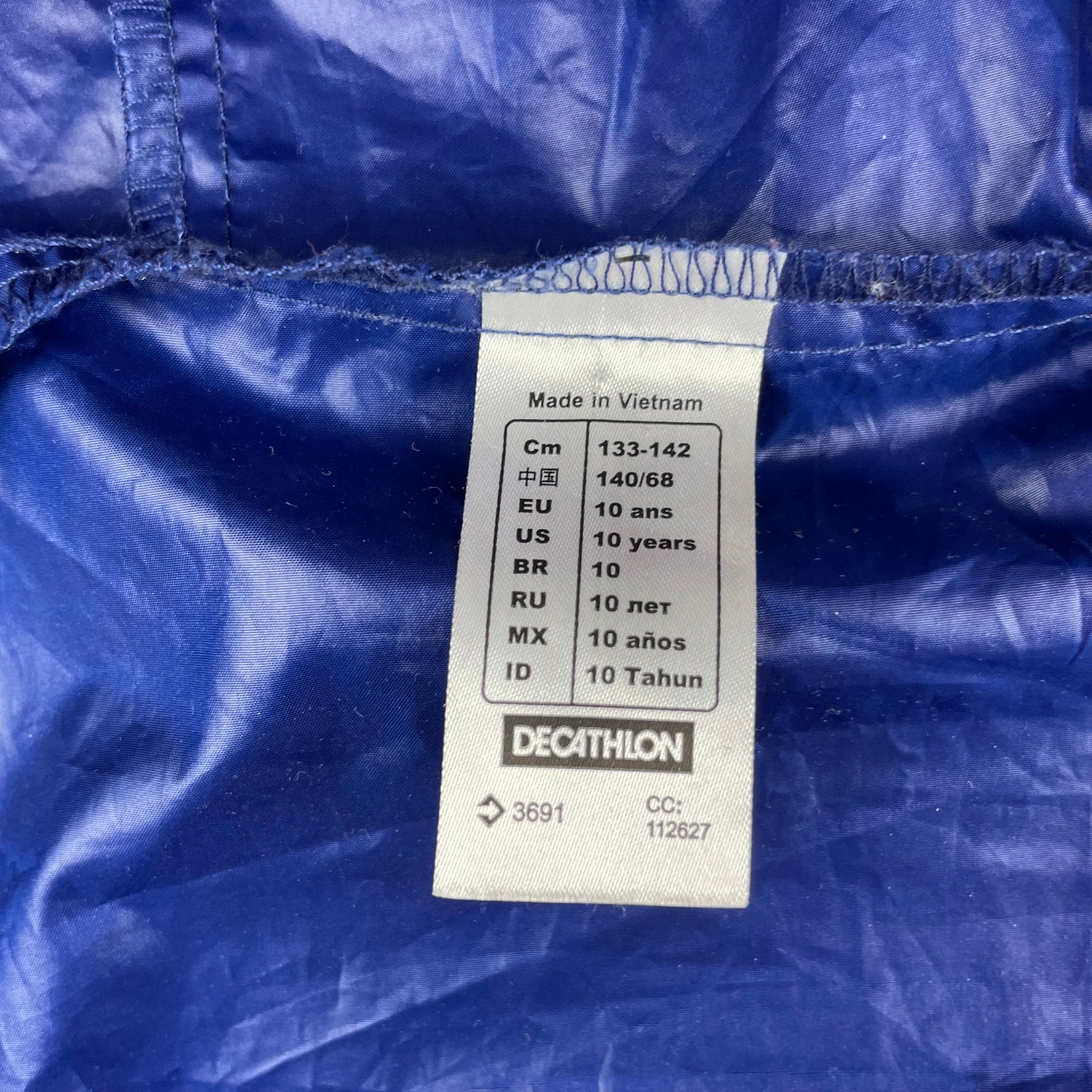 Blaue Hallenji Kinderjacke mit Kapuze und Neonakzenten, Größe 10 Jahre. – label