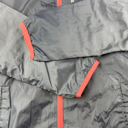 Graue Windjacke mit pinken Details und Kapuze von Crivit