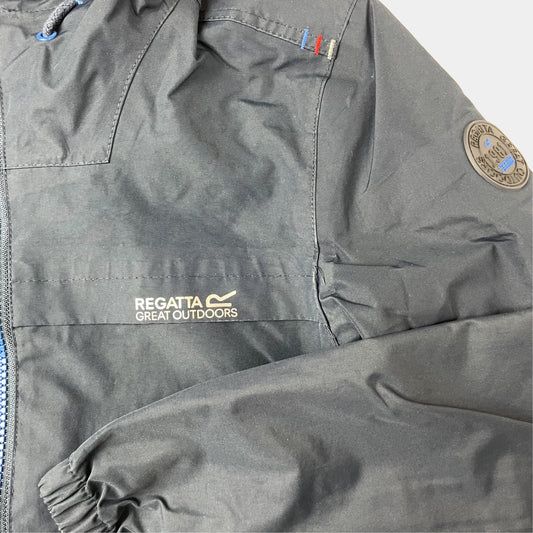 Dunkelblaue Regatta Kinderjacke mit Kapuze und Reißverschluss – detail