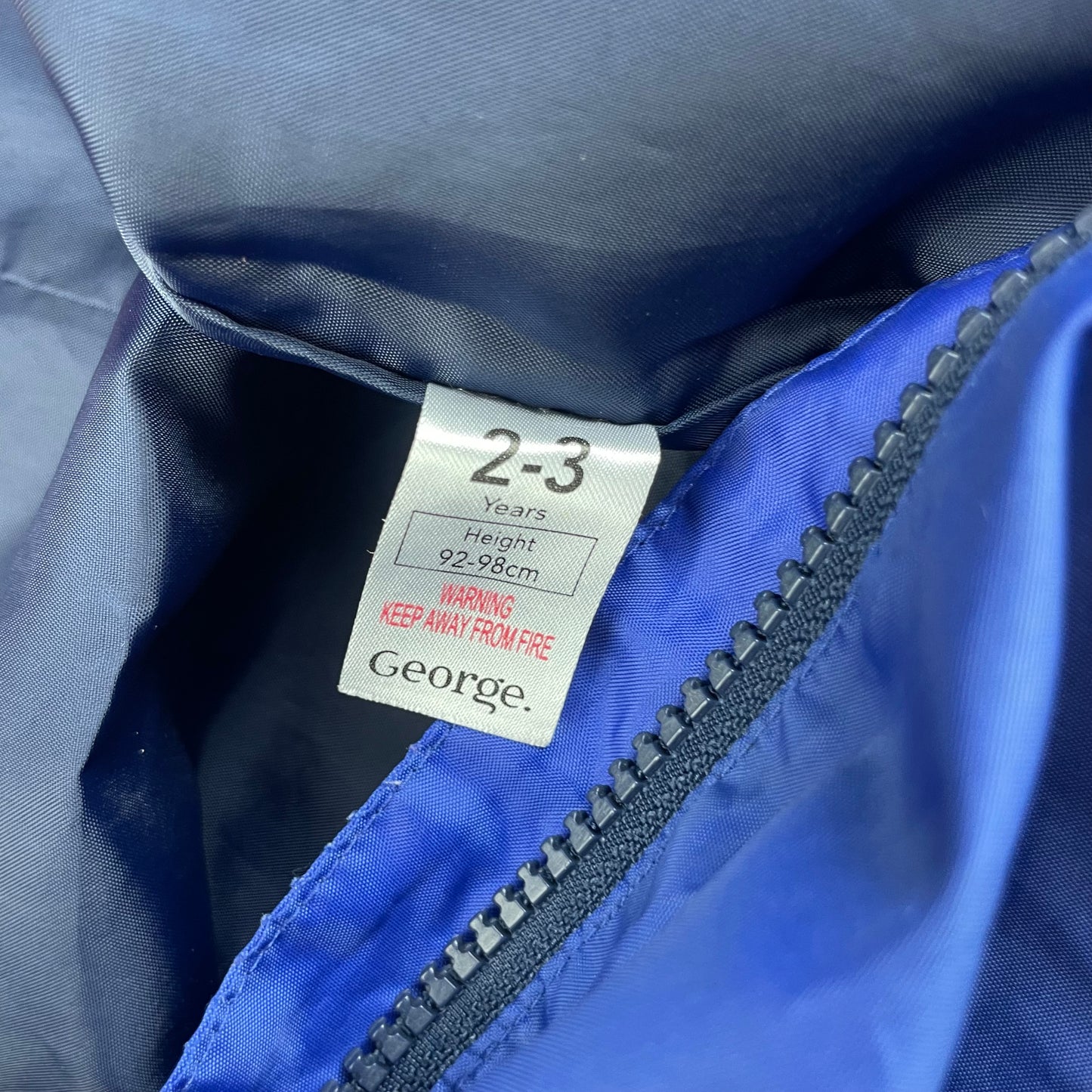 Blauer Kinder-Regenanzug mit Kapuze und Augen-Muster von George, Größe 2-3 Jahre – label