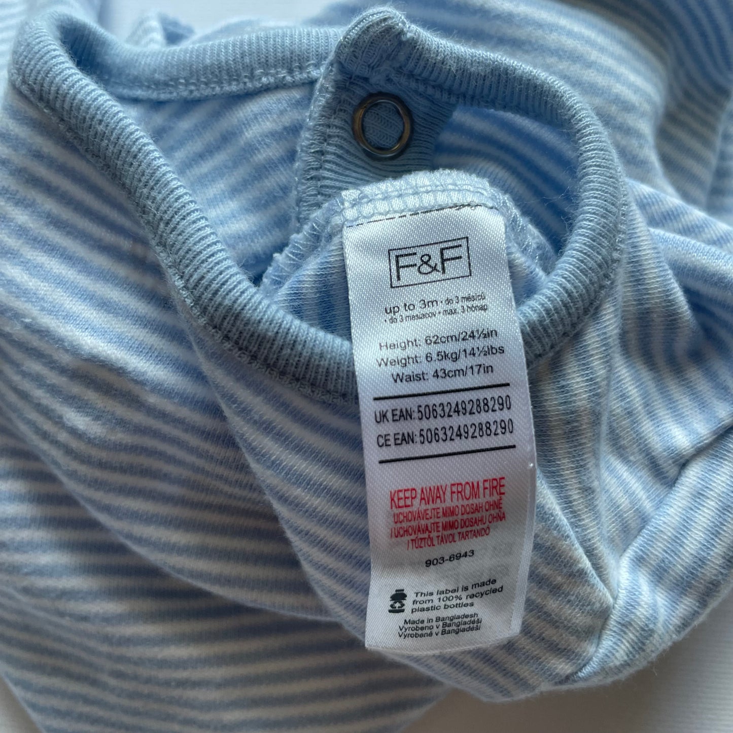 Hellblauer gestreifter Baumwoll-Overall von F&F, Größe bis 3 Monate – label