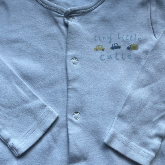 Blauer Baumwoll-Schlafanzug mit Aufdruck und Füßlingen – close‑up