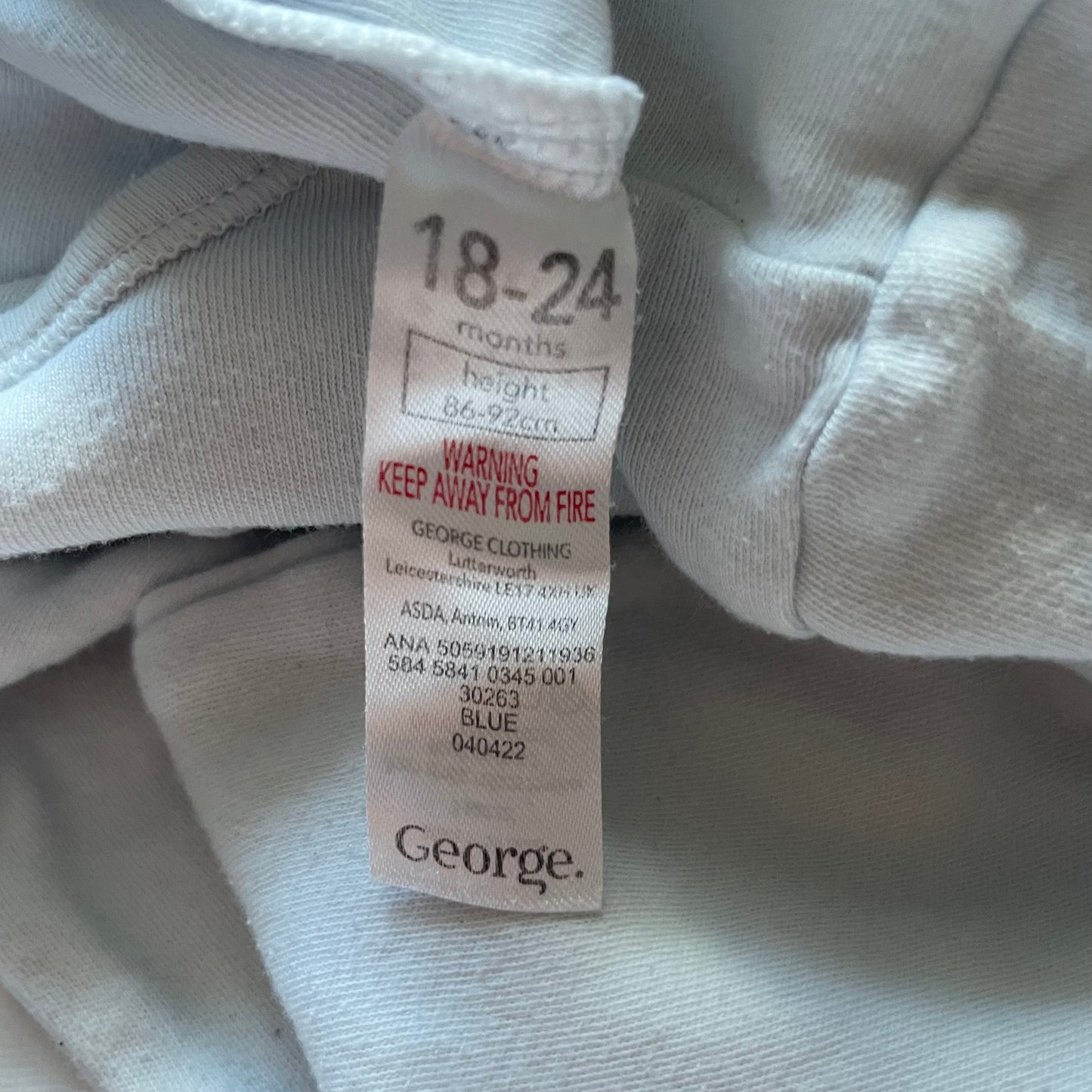 Blauer Baumwoll-Schlafanzug mit Aufdruck und Füßlingen – label