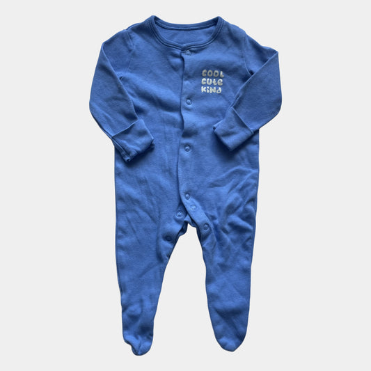 Blauer Baby-Overall mit Aufdruck "Cool Cute Kind" und Druckknöpfen. – front