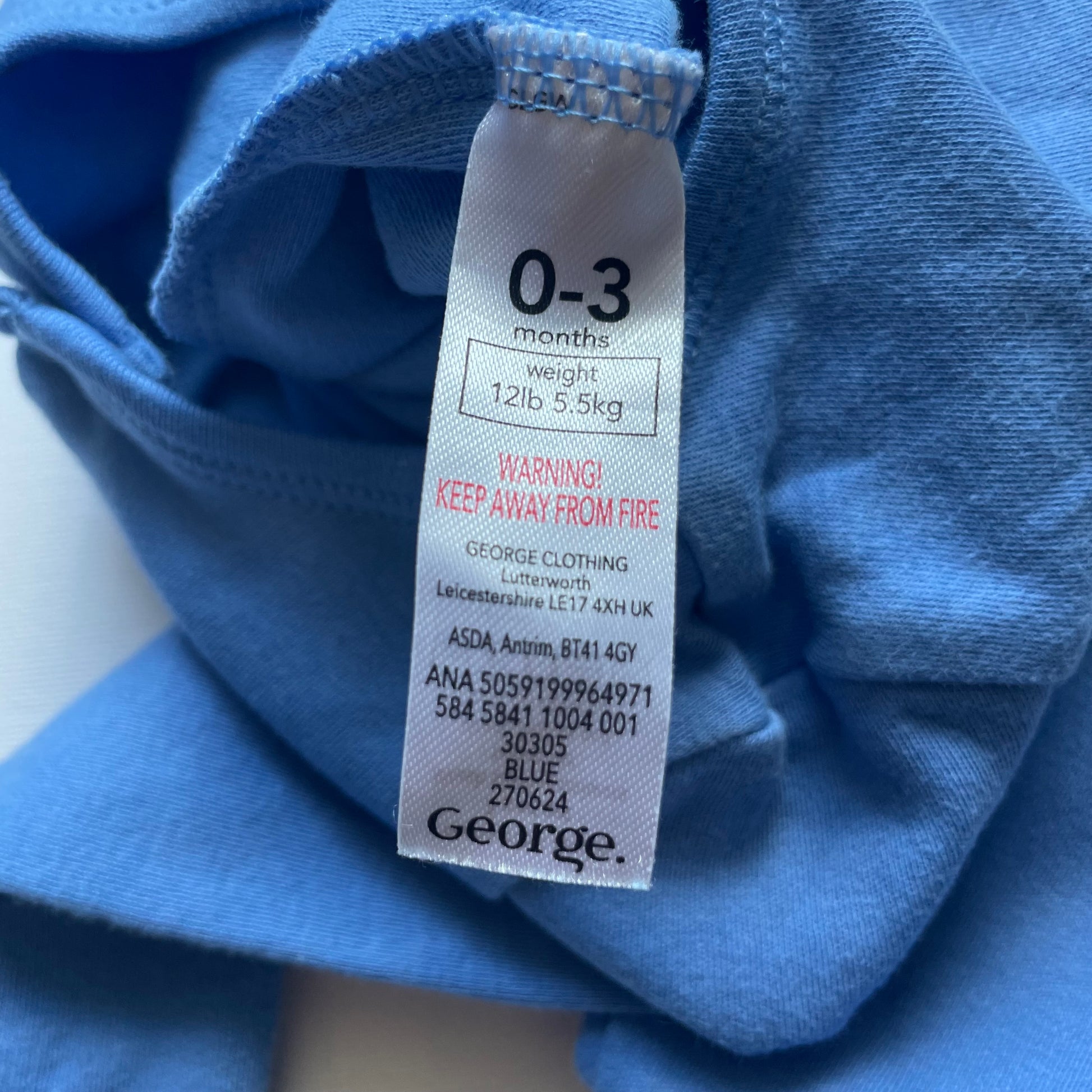 Blauer Baby-Overall mit Aufdruck "Cool Cute Kind" und Druckknöpfen. – label