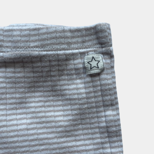 Graue Stramplerhose aus Baumwolle für Babys bis 3 Monate. Hellgraues Streifenmuster mit Füßen, passend für alle Jahreszeiten. – fabric
