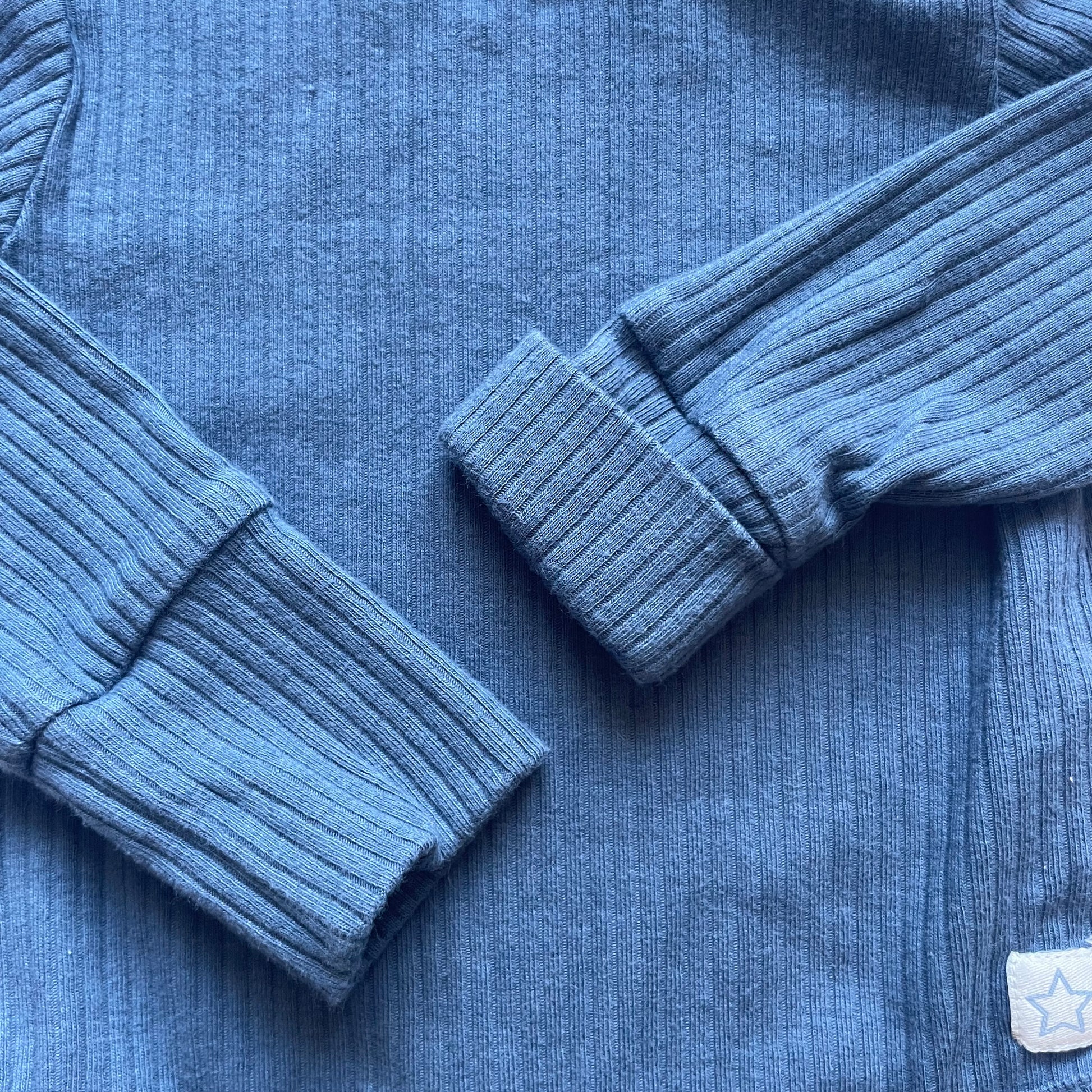 Grauer Baumwoll-Body mit Rippenmuster und langen Ärmeln – fabric