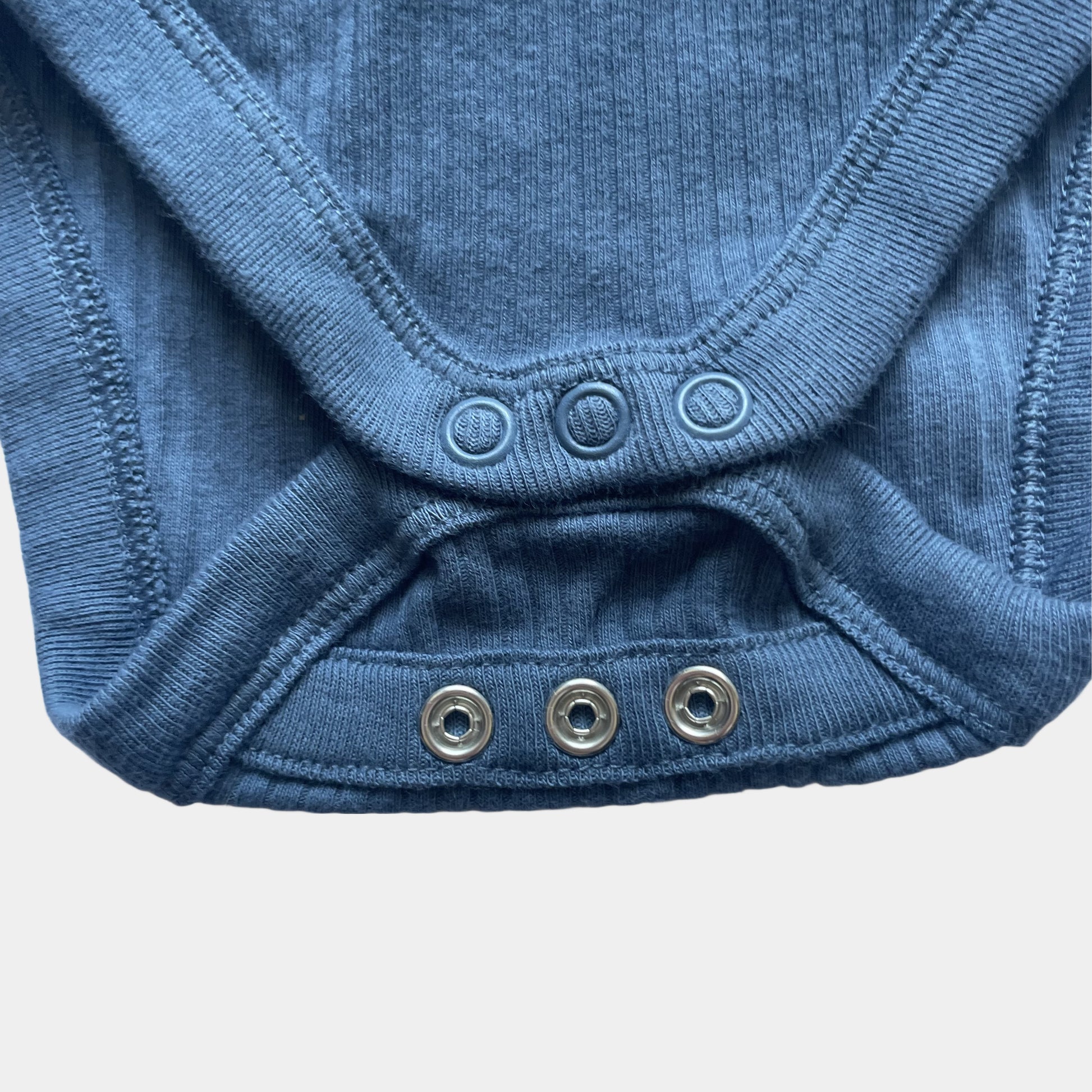 Grauer Baumwoll-Body mit Rippenmuster und langen Ärmeln – detail