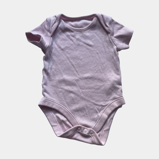 Rosa Baumwoll-Body mit kurzen Ärmeln, Größe 3-6 Monate, Zustand sehr gut. – front