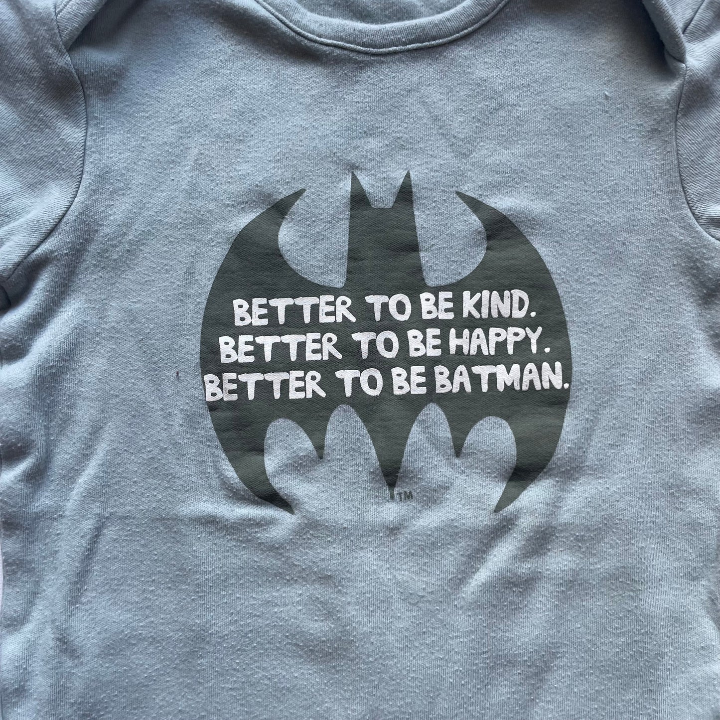 Grauer Body mit Batman-Motiv und Spruch, Größe 18-24 Monate – detail