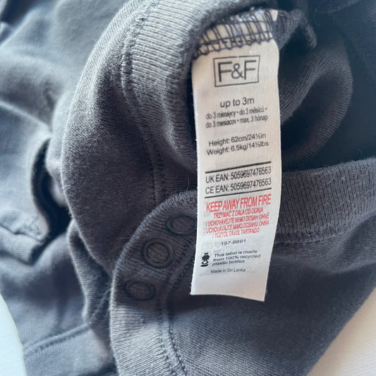 Grauer Langarm-Body aus Baumwolle mit Druckknöpfen im Schritt für Babys bis zu 3 Monate. – label