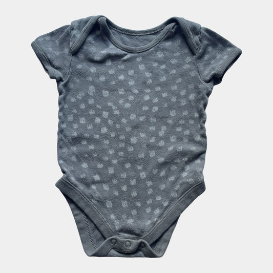 Grauer Baumwoll-Body mit Punkten und kurzen Ärmeln von George, Größe 12–18 Monate – front