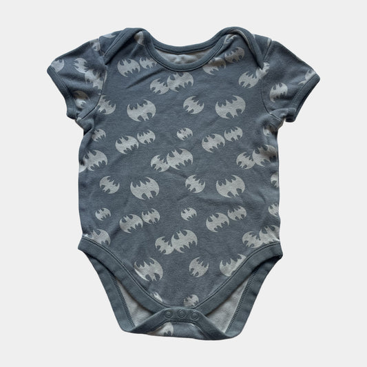 Grauer Baumwoll-Body mit Batman-Muster und kurzen Ärmeln. – front